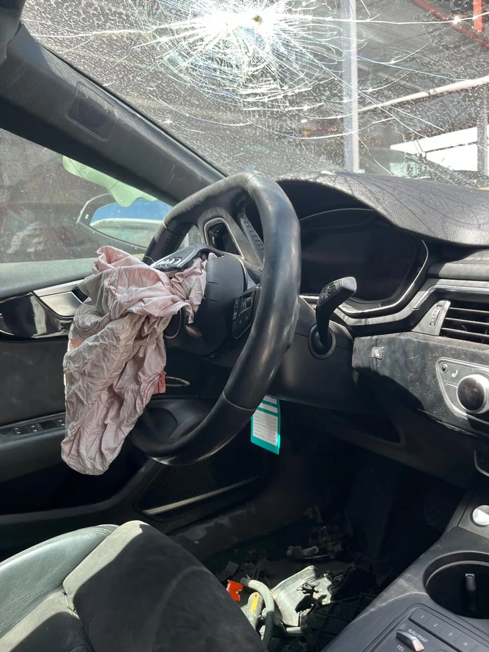 Airbag de conductor desplegado y parabrisas dañado en Audi ingresando a reparación