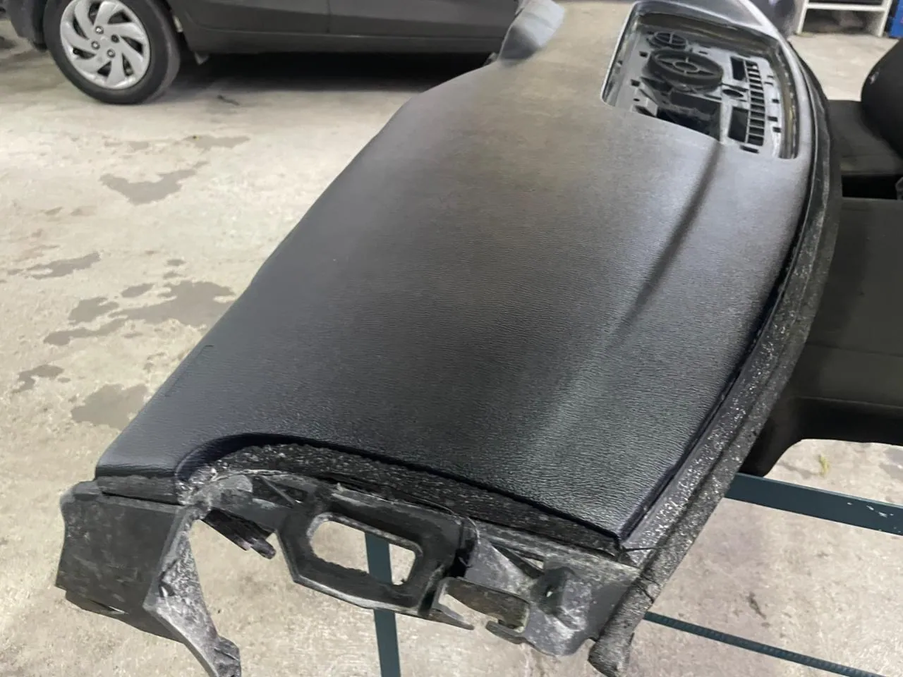 Detalle de tablero negro reparado al vacío con acabado de fábrica