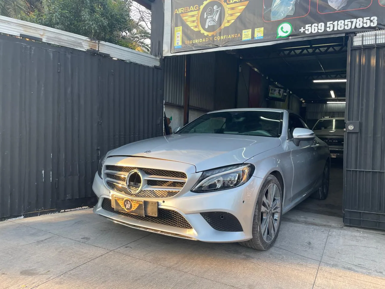 Mercedes-Benz Clase C saliendo del taller de airbags en Santiago