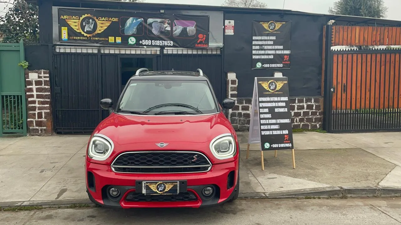 MINI Cooper Countryman en taller de reparación de airbags en La Cisterna
