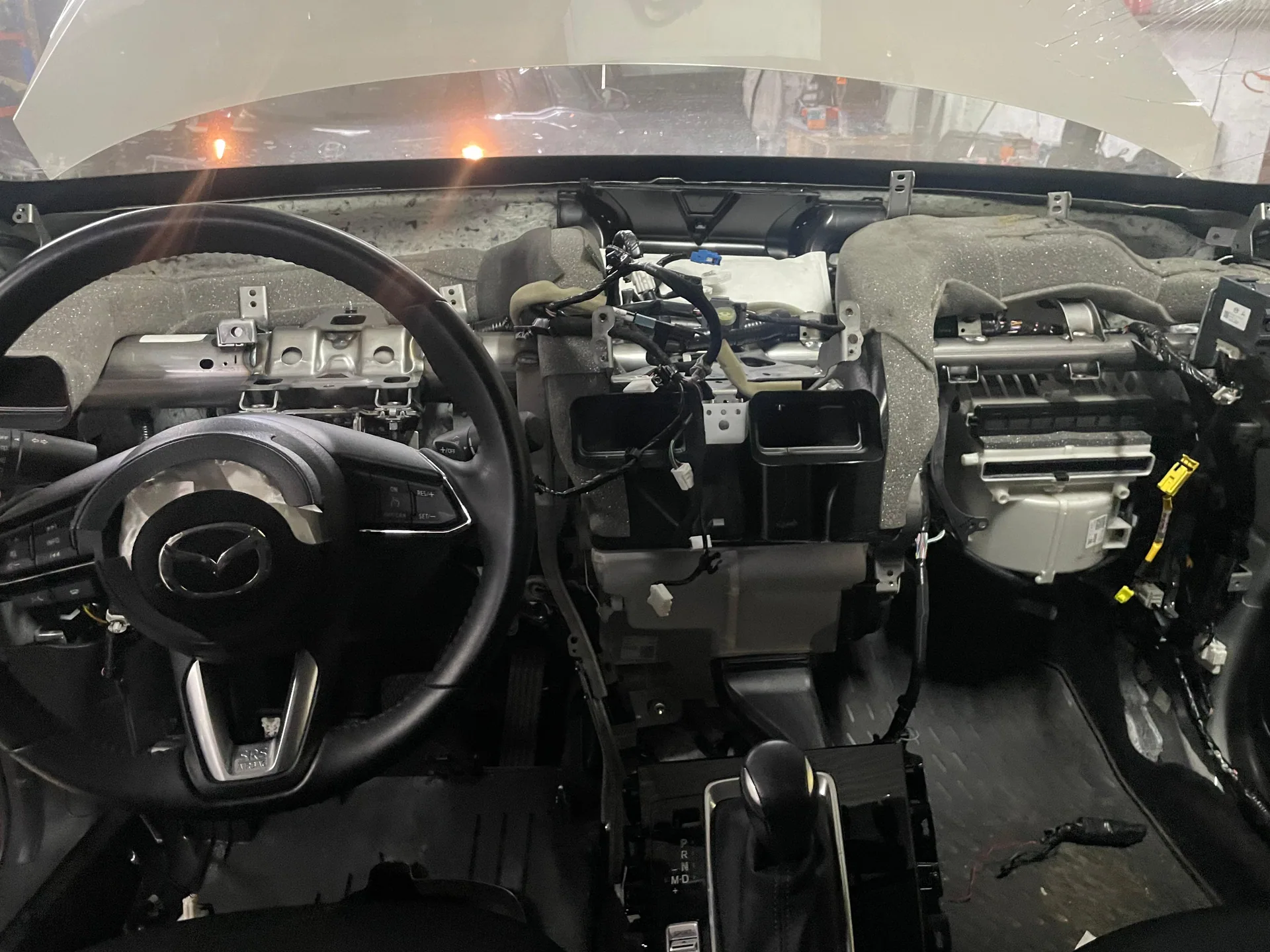 Reparación del sistema SRS y tablero en Mazda con airbags desplegados