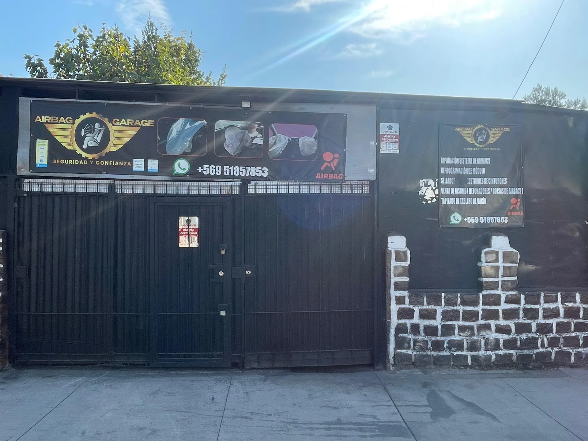 Fachada del taller Airbags Restauración en La Cisterna, Santiago